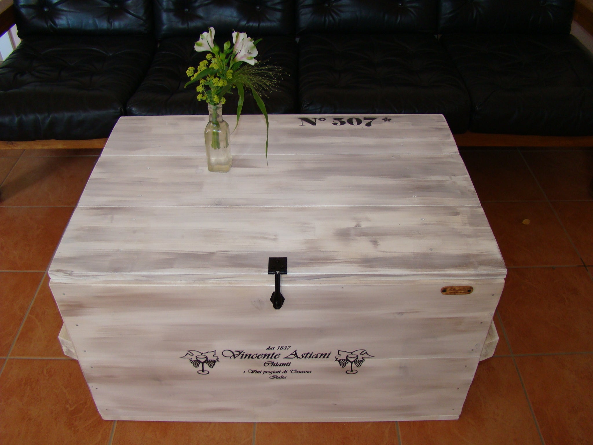 Couchtisch Vincente Astiani Weingut Look.